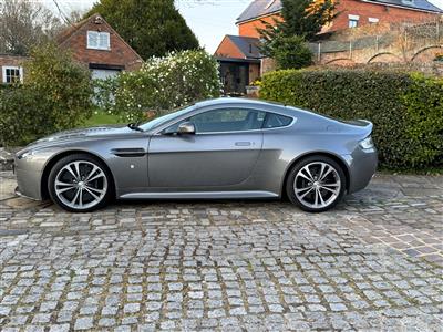 Aston Martin+V12 Vantage