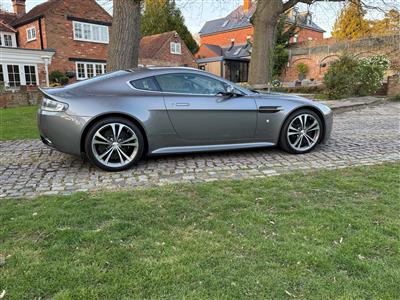 Aston Martin+V12 Vantage