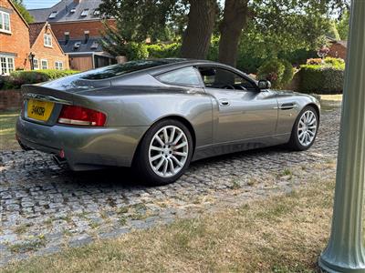 Aston Martin+Vanquish